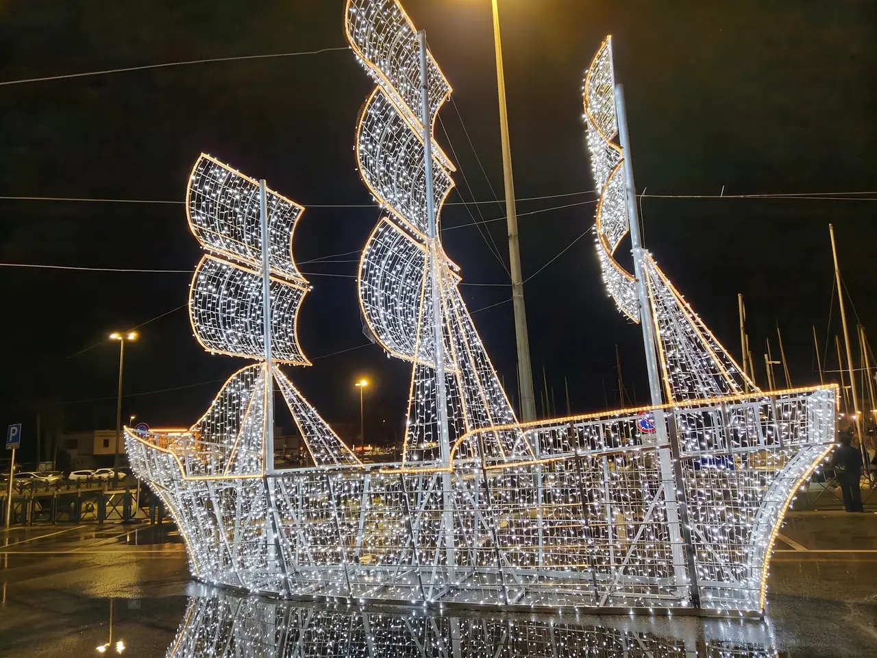 Galeone luminoso a tre alberi acceso di notte a Fiumicino