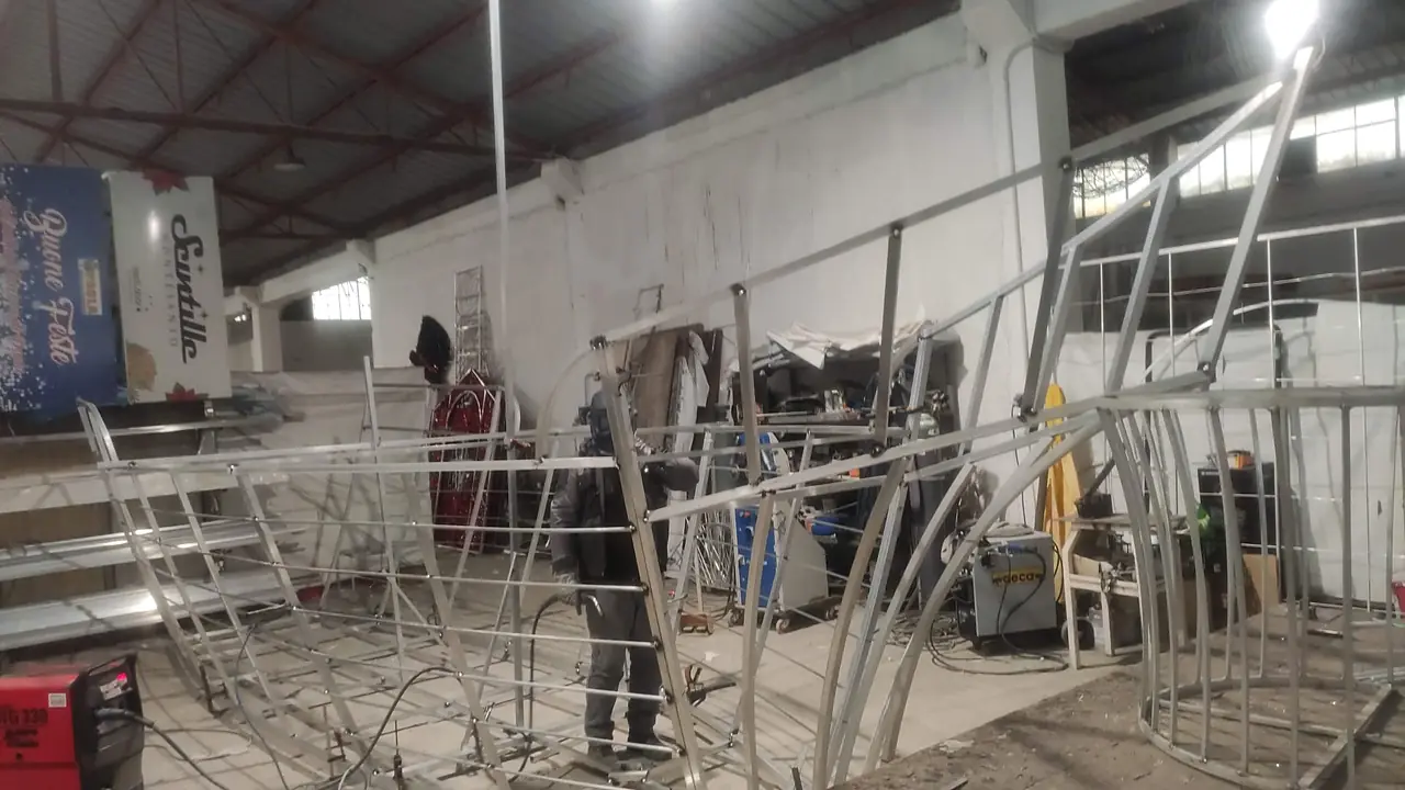 Strutture metalliche delle luminarie in costruzione nel laboratorio