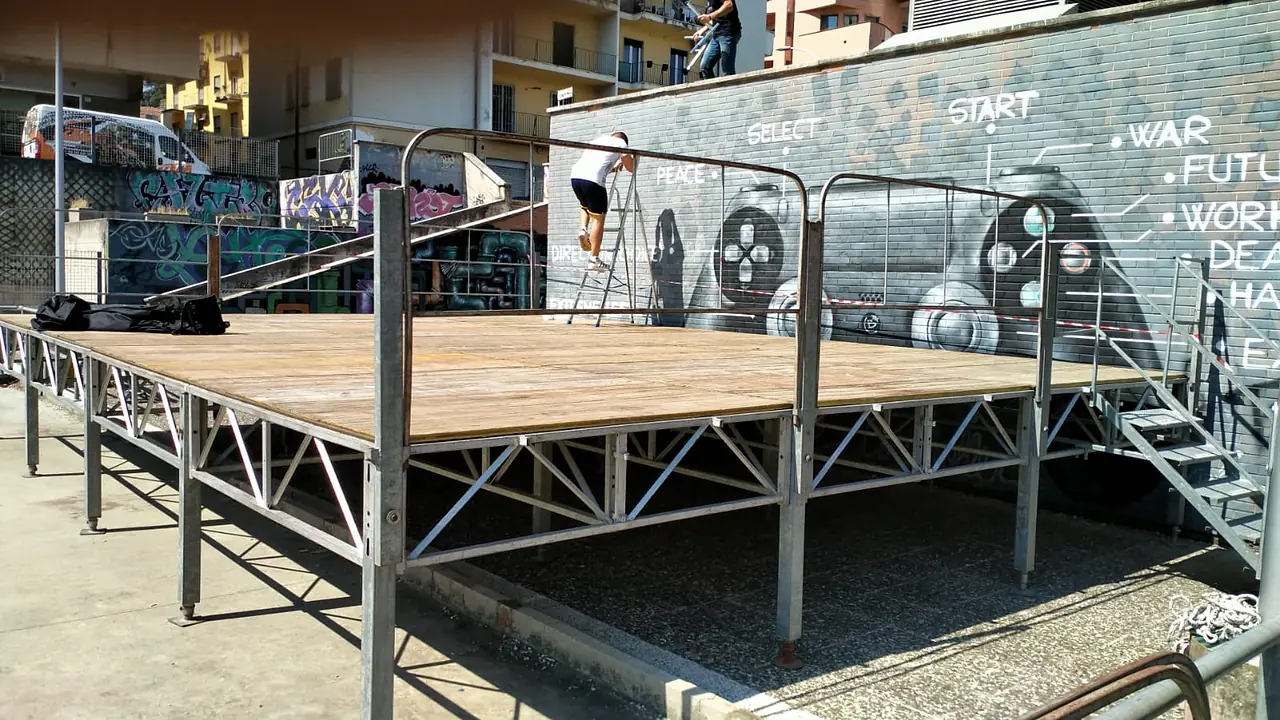 Palco modulare montato in una piazza